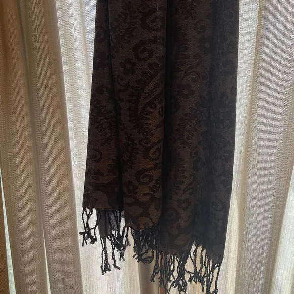 Gray and black light weight scarf with fringes NWOT - Picture 7 of 10